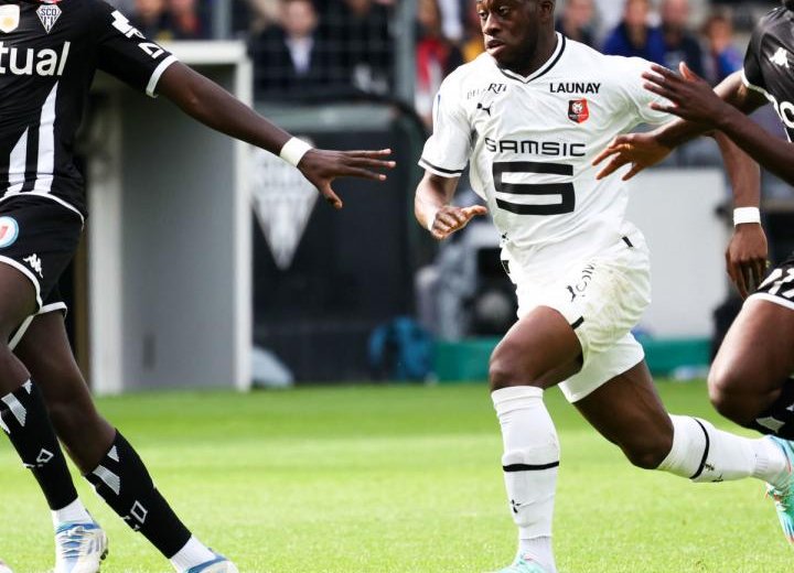 Ligue 1 : le Stade Rennais renoue avec la victoire en dominant le SCO d'Angers de Jim Allevinah et Jacques Ekomie