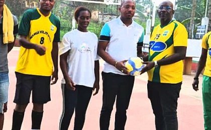 Coopération : Remise de matériel didactique à Koulamoutou par Mangasport