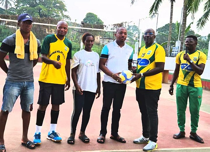 Coopération : Remise de matériel didactique à Koulamoutou par Mangasport