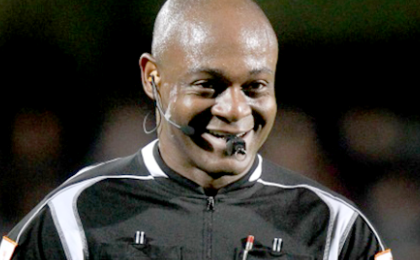 Efong Nzolo élu pour la 4e fois meilleur arbitre belge de l'année !
