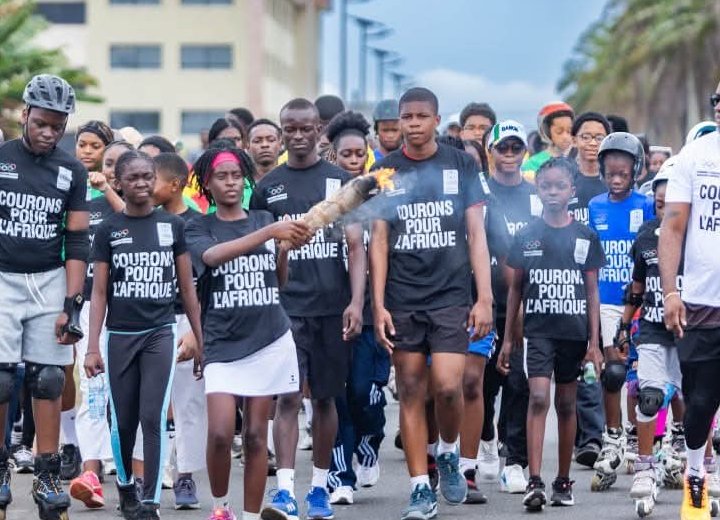 JOJ Dakar 2026 : Près de 500 jeunes célèbrent la flamme olympique à Akanda