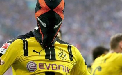 Le nouveau masque de super-héros d'Aubameyang ne plait pas à Dortmund... et à Puma !