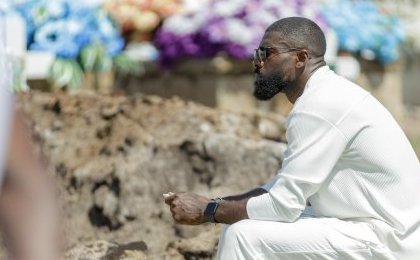 Bruno Ecuele Manga rend hommage à son père disparu