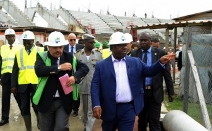 ALI BONGO inspecte les chantiers de la CAN à Franceville