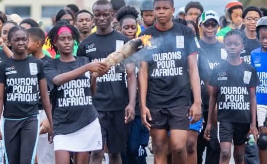 JOJ Dakar 2026 : Près de 500 jeunes célèbrent la flamme olympique à Akanda