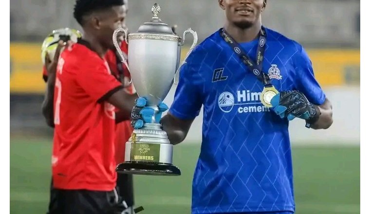 Ouganda : Loyce Mbaba soulève déjà son premier trophée avec Vipers SC